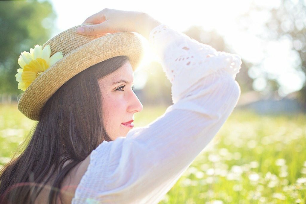 La mujer eslava más hermosa sostiene un sombrero